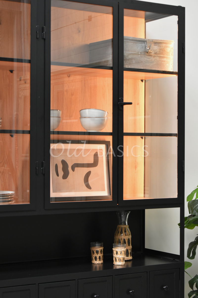 Detail van Apothekerskast Fio  Oak LED, 5 deuren, RAL9005, zwart, materiaal staal